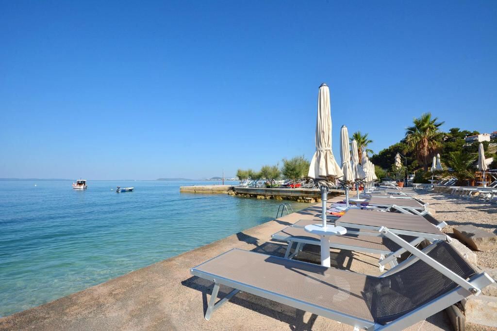Plaža i more ispred objekta Jona Rooms Podstrana