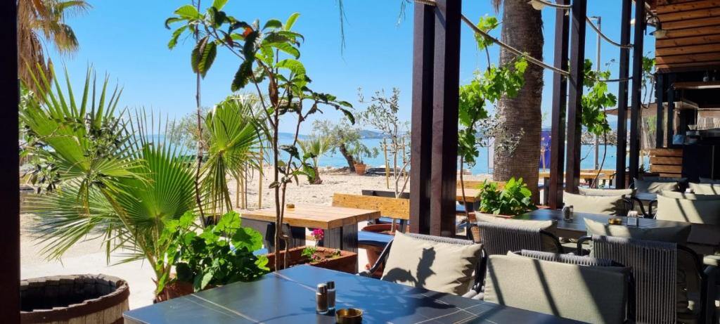 Terasa uz plažu u Podstrani - Jona Rooms Podstrana
